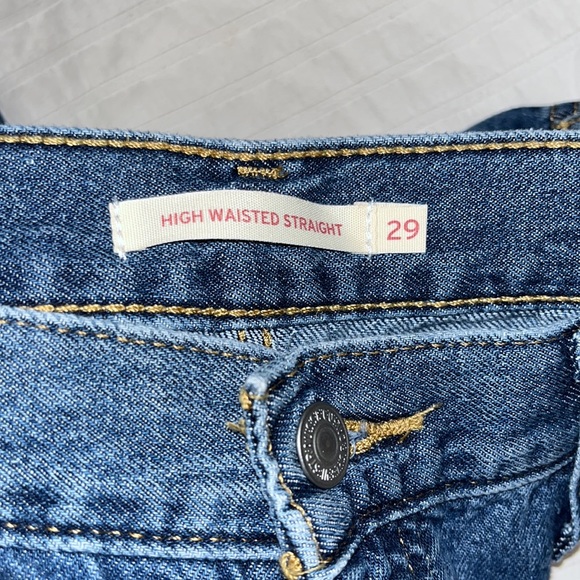 Levi’s High Waisted Straight Jean - Never Worn - Picture 3 of 3